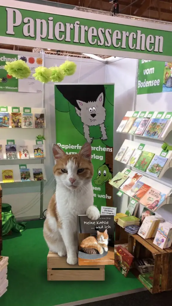 Katze mit dem Buch Meine Katze und ich